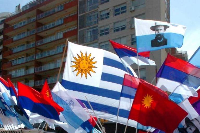Bandeiras do Uruguai, da Frente Ampla e dos partidos Nacional e Colorado, em festa conjunta em Montevidéu