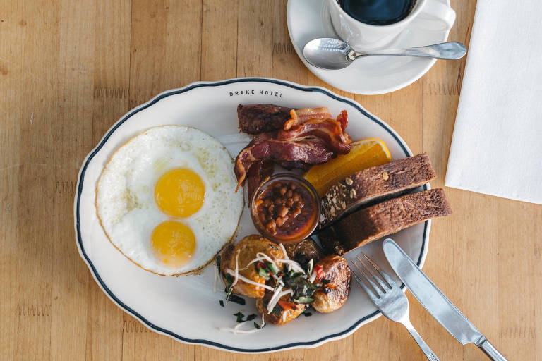 Café da manhã do Drake Hotel, com ovos, bacon e feijão cozido (CAD 16 ou R$ 50)