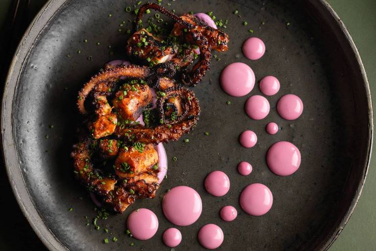 Tentáculos de polvo com purê de batata roxa, parte do menu-degustação do Chotto Matte 