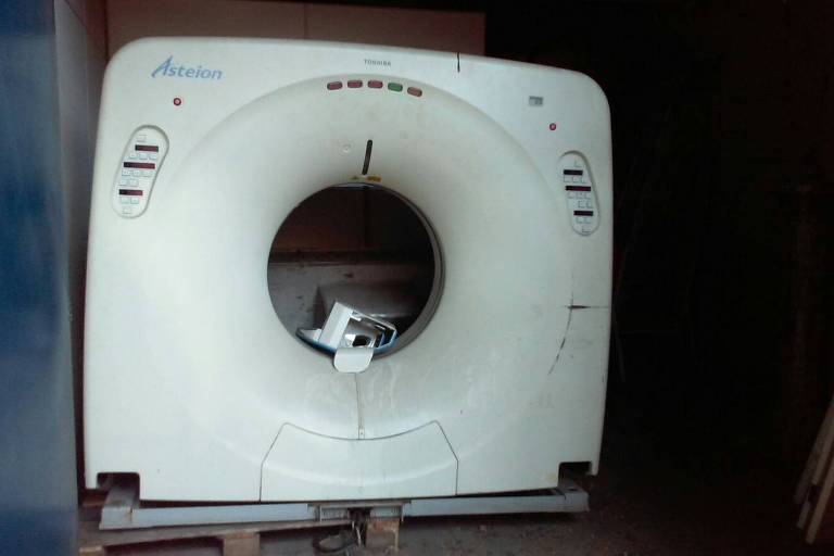 Tomografo em desuso no Hospital Geral de Taipas, segundo apontou o Tribunal de Contas do Estado