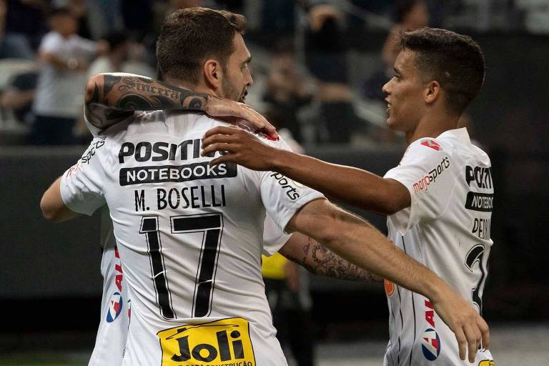 O atacante Mauro Boselli abraça o meia-atacante Pedrinho na comemoração do terceiro gol 