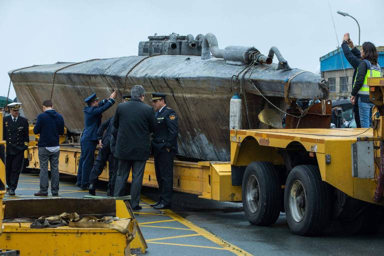 Oficial fiscaliza submarino apreendido na costa da Espanha
