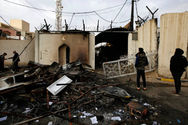 Consulado iraniano em Najaf destruído após ser queimado por manifestantes iraquianos em protesto contra o governo