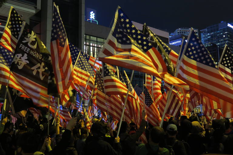 Comício pró-EUA acaba em confusão no centro de Hong Kong