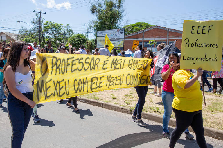 Alunos prestam solidariedade a professores na maior greve da categoria no RS