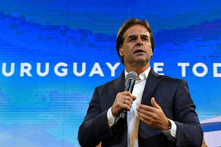 O presidente eleito do Uruguai, Luis Lacalle Pou, discursa a apoiadores 