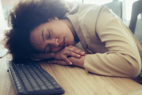 Portrait of an exhausted business woman sleeping at work
Foto: nd3000 / Adobe stock