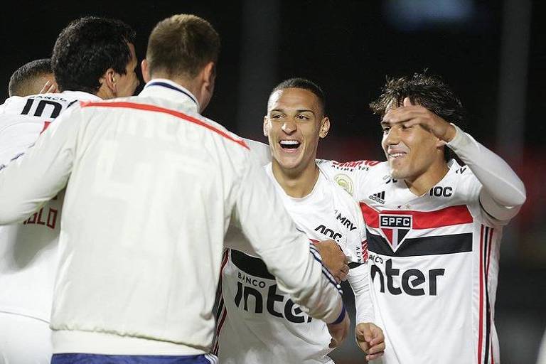 Antony comemora com seus companheiros o gol da vitória do São Paulo sobre o Vasco, no Morumbi