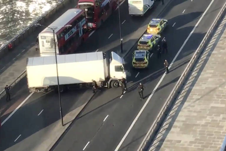 London Bridge logo após relatos de tiroteio e esfaqueamento em Londres