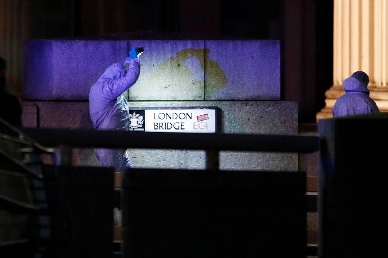 Técnicos forenses analisam local onde ocorreu um incidente terrorista em Londres