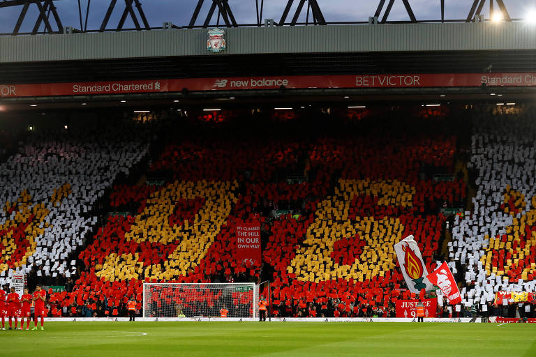 Torcedores do Liverpool homenageiam os 96 que morreram em jogo da equipe pela FA Cup de 1989