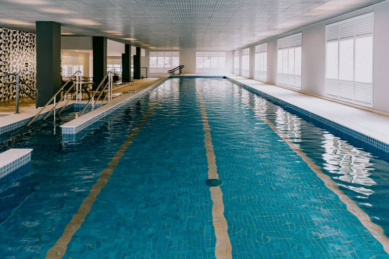 Piscina aquecida do condomínio-clube Monumento São Paulo, no Morumbi
