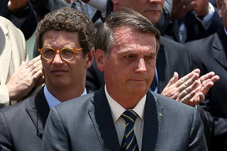 Jair Bolsonaro ao lado de ministros em cerimônia de hasteamento no Dia da Bandeira