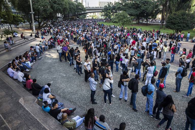 Fila de desempregados em mutirão de vagas no centro de São Paulo