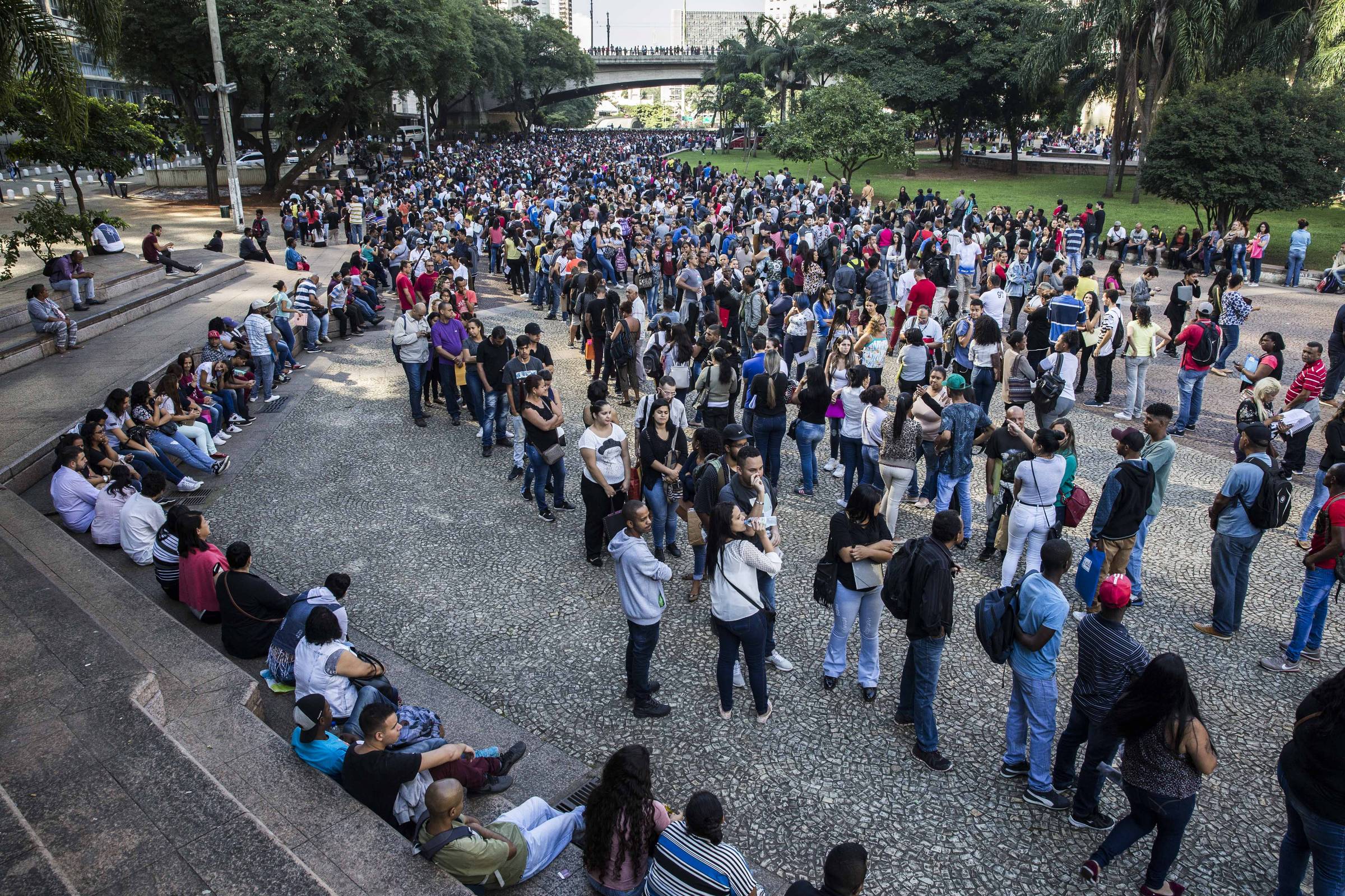 Desemprego cai para 11,2% em novembro, com recorde de trabalhadores por conta própria