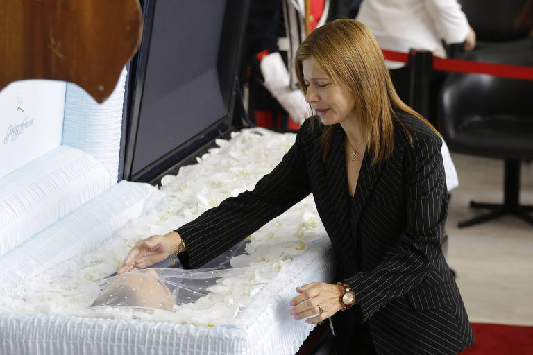 Rose, mulher de Gugu, durante velório do apresentador