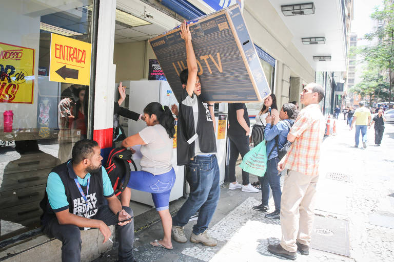 Movimento nas lojas do centro de São Paulo, Praça Ramos de Azevedo na Black Friday