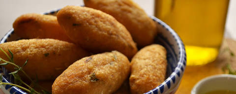 Bolinho de bacalhau leva grandes quantidades do peixe e de batata e fica leve e sequinho
