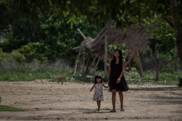 Bolsonaro assina projeto que autoriza garimpo em terras indígenas