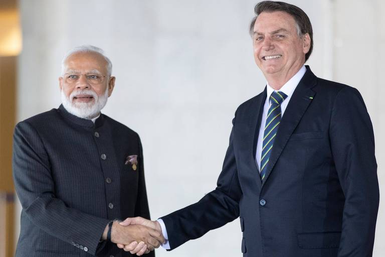 Narendra Modi aperta a mão de Bolsonaro