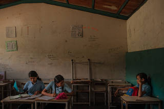 Middle school students take notes during class at the Augusto D?Aubeterre Bolivarian school, in Boca de Uchire, Venezuela, Oct. 21, 2019. (Adriana Loureiro Fernandez/The New York Times)