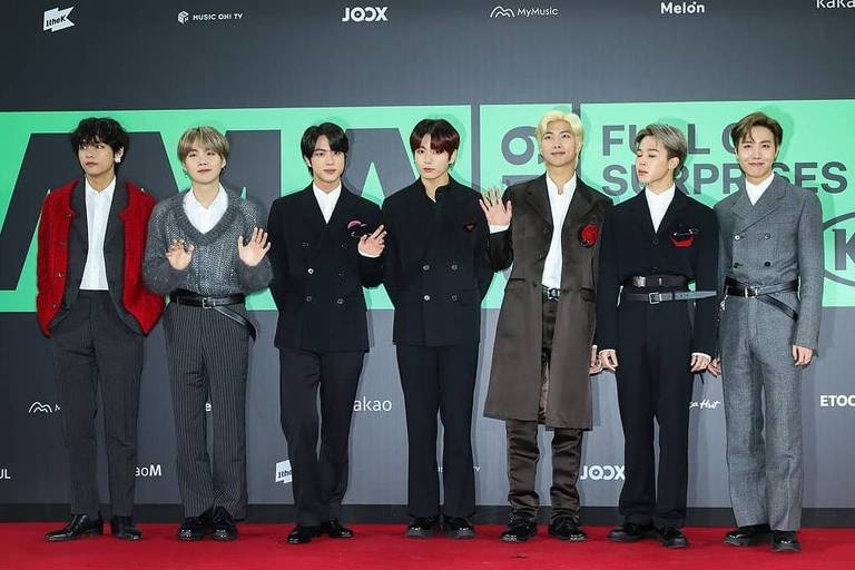 Grupo de k-pop BTS no tapete vermelho do Melon Music Award 2019
