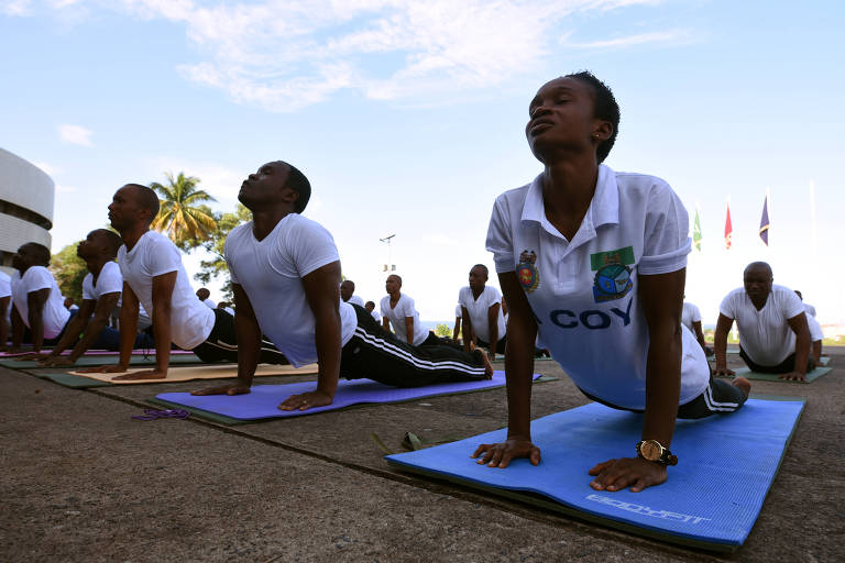 Soldados praticam ioga para superar traumas da guerra e do ebola em Serra Leoa