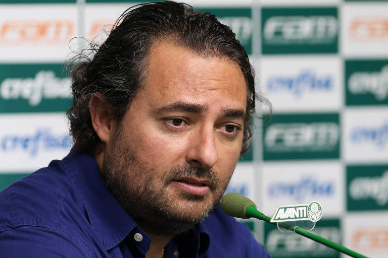Alexandre Mattos durante coletiva no Palmeiras