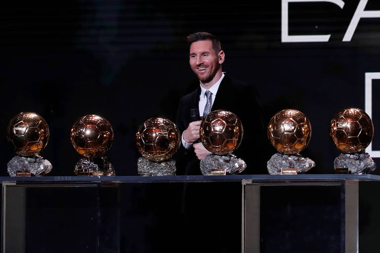 Lionel Messi com os seis troféus da Bola de Ouro que conquistou na carreira