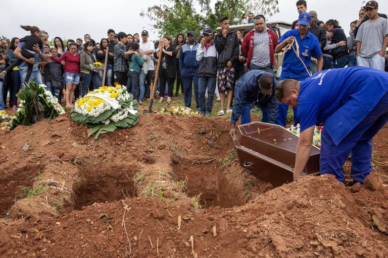O corpo de Denys Henrique Quirino da Silva, 16, é sepultado no cemitério da Nova Cochoeirinha, na zona norte da capital