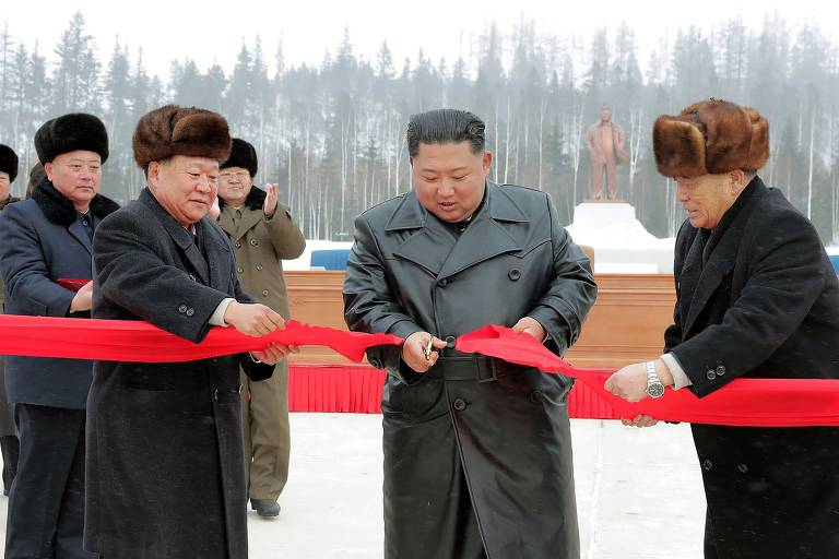 Kim Jong-un corta fita de inauguração da cidade de Samjiyon na segunda-feira (2)
