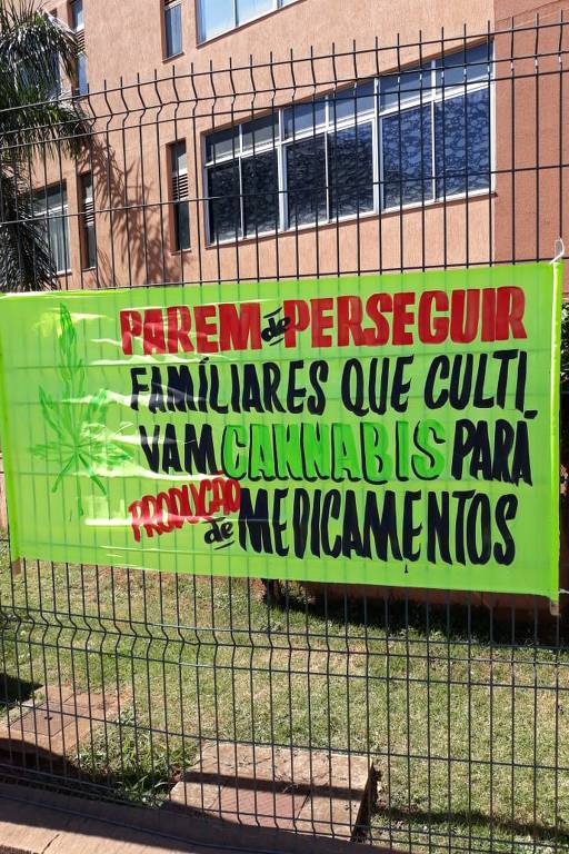 Faixa em frente à sede da Anvisa em dia marcado para discussão da proposta de plantio de Cannabis por empresas para pesquisa de medicamentos