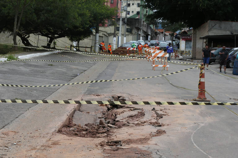 Crateras bloqueia trânsito em ruas da zona leste de SP