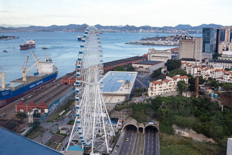 Vista aérea da zona portuária com a roda-gigante em destaque