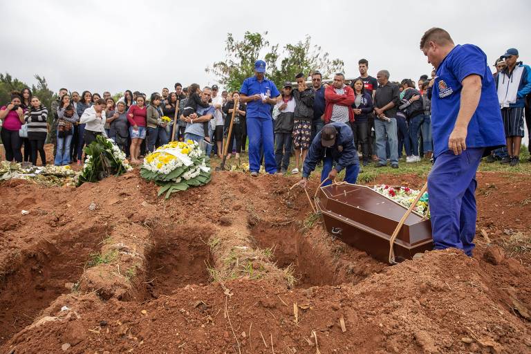 Enterro de Denys Henrique Quirino da Silva, 16, uma das nove pessoas mortas após confusão em baile funk em Paraisópolis