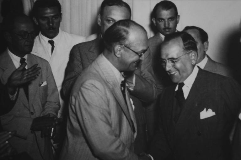 O empresário e jornalista Cásper Líbero (D), proprietário do jornal A Gazeta, e o presidente Getúlio Vargas, em data e local desconhecidos