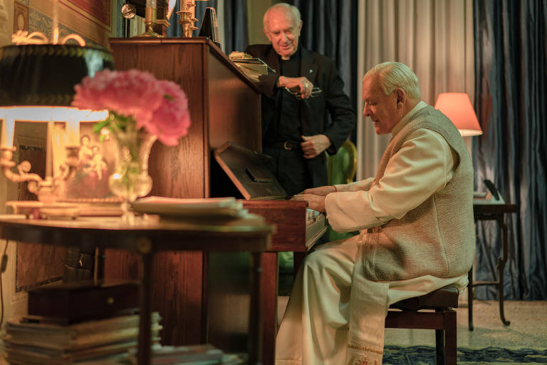 Jonathan Pryce e Anthony Hopkins em cena de 'Dois Papas'