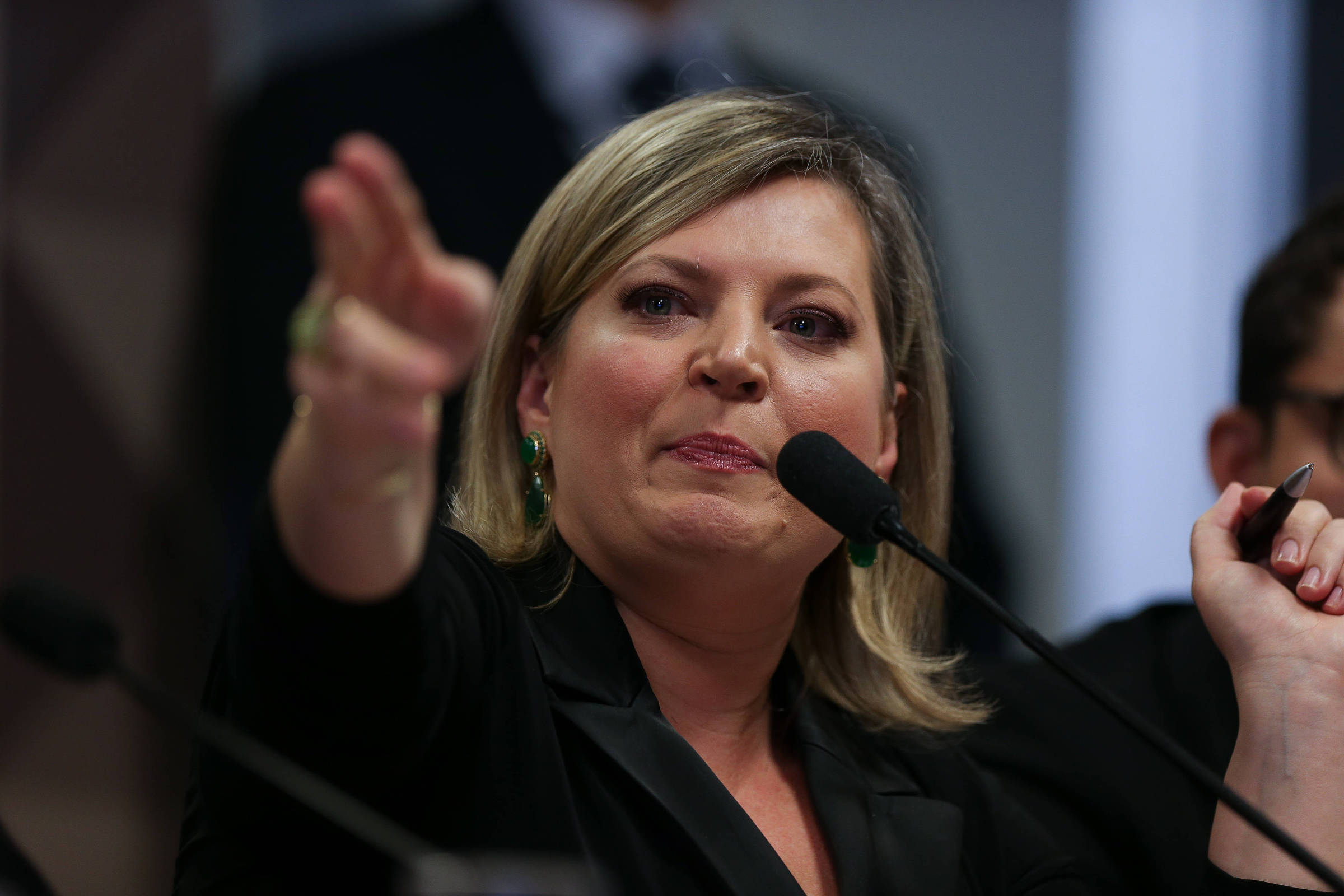 Chamada de burra, Carla Zambelli diz em CPI que Joice Hasselmann é louca