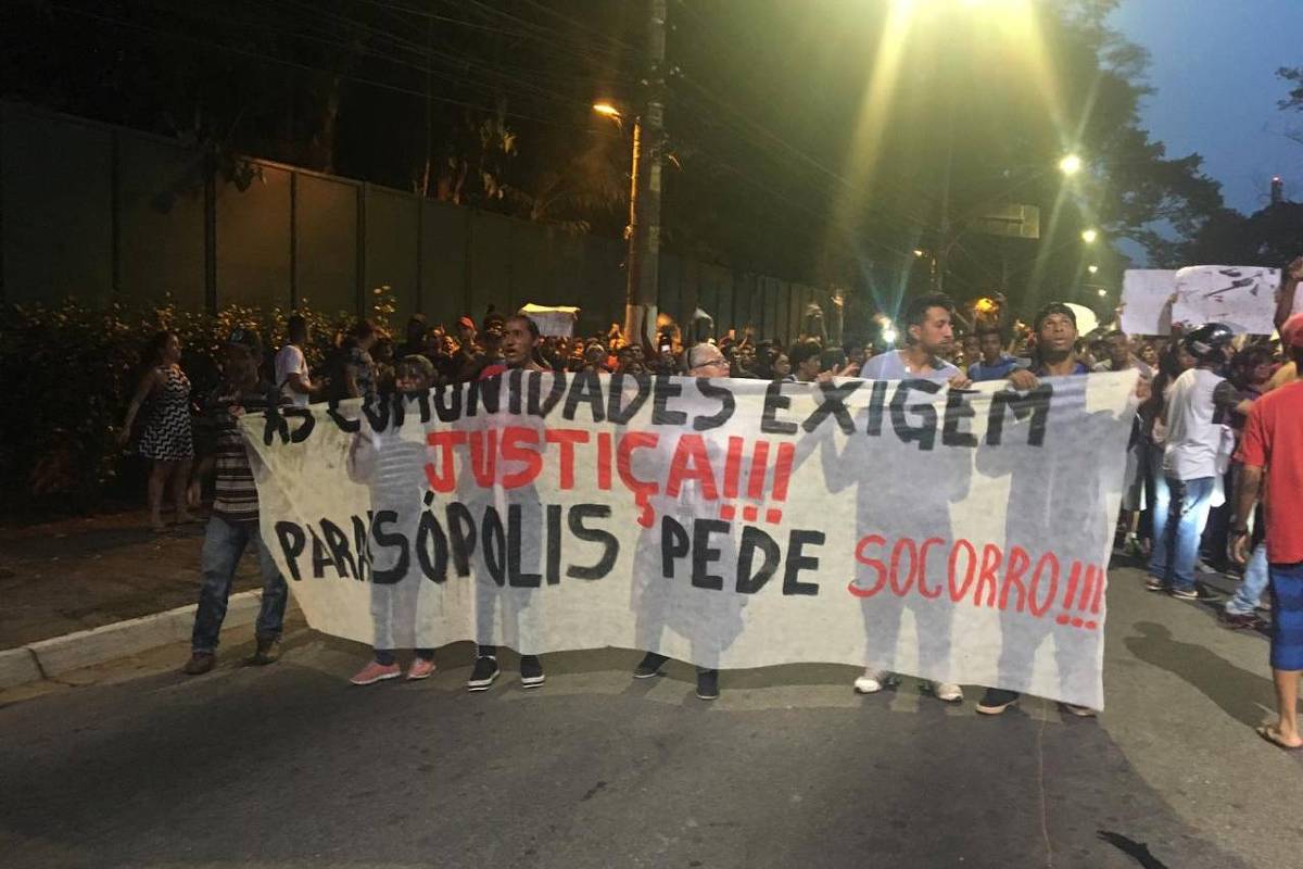 Moradores de Paraisópolis protestam contra mortes em baile funk