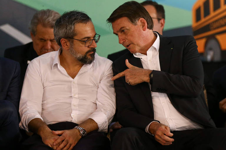 O presidente Jair Bolsonaro ao lado do  ministro da Educação, Abraham Weintraub