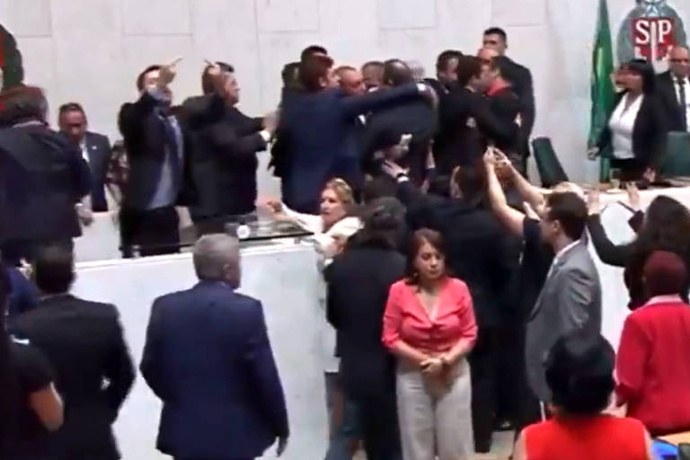 Confusão generalizada dentro da Assembleia Legislativa de São Paulo durante a votação da reforma da Previdência dos servidores estaduais