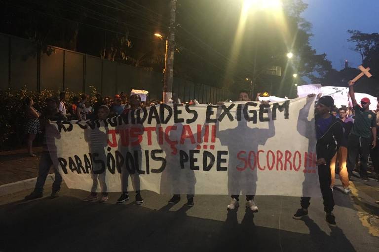 Manifestantes protestam em Paraisópolis