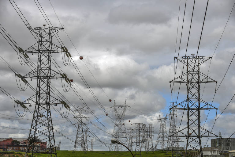 Leitores criticam governo pela gestão da energia e conta mais cara