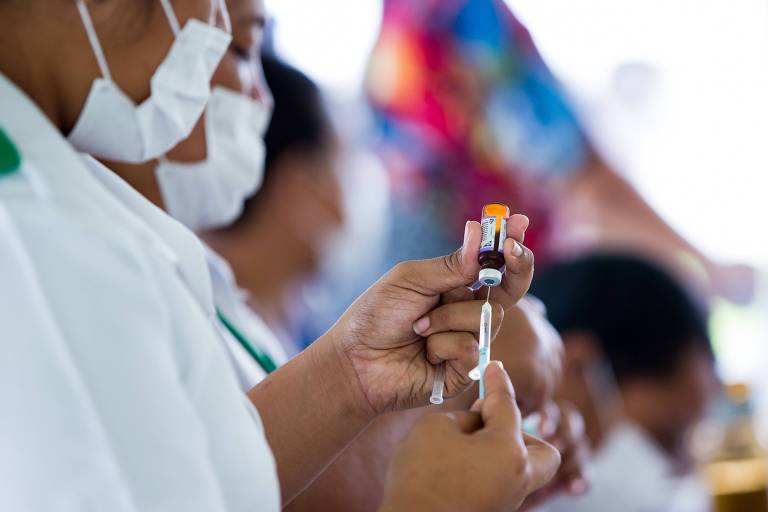 Enfermeira prepara vacina contra o sarampo em Le'auva'a, na Samoa
