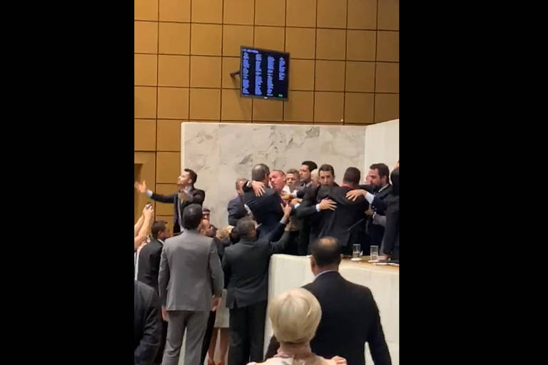 Deputado Heni Ozi Cukier (Novo) tenta conter o colega de casa, deputado Luiz Fernando Ferreira (PT)
