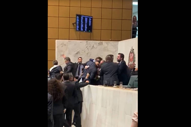 Na sequência, o deputado Luiz Fernando Ferreira (PT) morde o ombro do deputado Heni Ozi Cukier (Novo)
