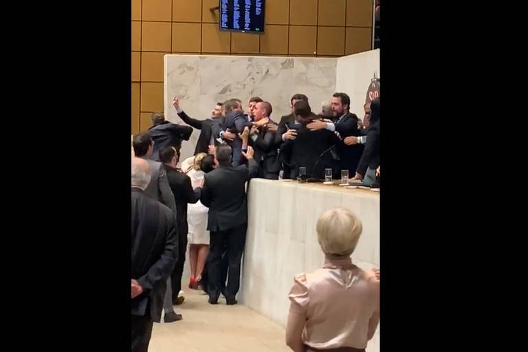 O deputado Heni Ozi Cukier (Novo) descreveu como ocorreu a mordida e disse que o colega Luiz Fernando Ferreira (PT) pediu desculpas depois