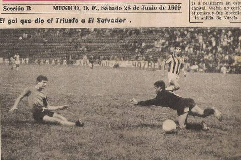Reprodução da capa de Esportes do jornal El Sol de México, com foto do gol de "Pipo" Rodríguez para dar a vitória a El Salvador contra Honduras no terceiro jogo da repescagem