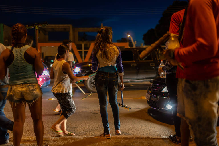 Venezuelanos no semáforo em Boa Vista, Roraima 