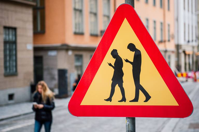 Sinal de trânsito alerta sobre pedestres que andam olhando os celulares  ORG XMIT: jnk
